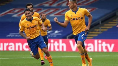 إيفرتون يهزم كريستال بالاس وينفرد بصدارة الدوري الإنجليزي