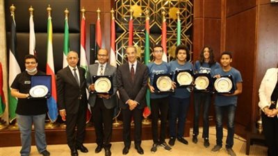 وزير الاتصالات يكرم الفائزين بـ4 ميداليات في أولمبياد المعلوماتية بسنغافورة