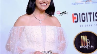 بفستان مطرز.. هبة عبد الغني تخطف الأنظار اثناء تقديمها ختام مهرجان الإسكندرية