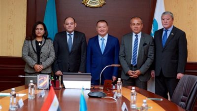 وزير التجارة والصناعة يلتقي وزير الصناعة الكازاخي لبحث تعزيز أطر التعاون الصناعي المشترك بين البلدين