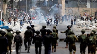 اندلاع مواجهات عنيفة بين فلسطينيين وقوات الاحتلال في القدس