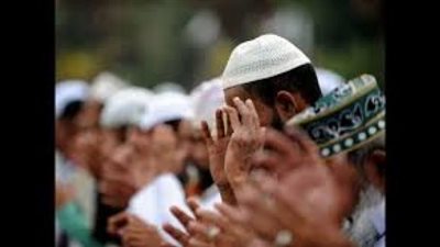 ما حكم الزيادة علي الفاتحة في الركعتين الثالثه والرابعة؟..الإفتاء تُجيب