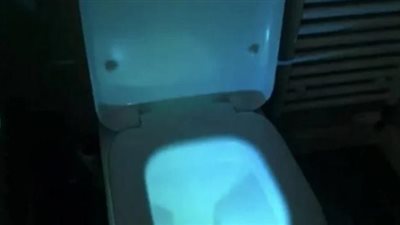 «بينور لوحده ومش هيسبب إزعاج»..  كل ما تريد معرفته عن المرحاض المضئ الموفر للكهرباء