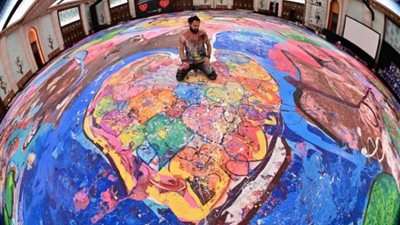 بحجم ملعبين لكرة القدم.. بريطاني يستعد لدخول موسوعة جينيس بعد رسمه أكبر لوحة في العالم