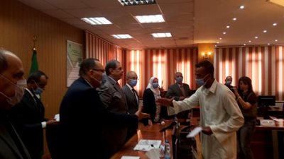 خلال تسليمه شهادات أمان بالشرقية.. وزير القوى العاملة يزف بشرى سارة للعمالة غير المنتظمة