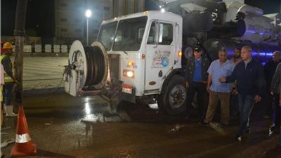 بالصور.. محافظ القليوبية يُتابع أعمال تصريف تراكمات مياه الأمطار