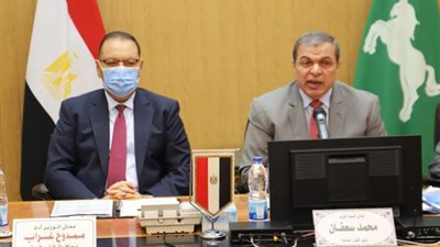 شاهد.. وزير القوى العاملة يوزع  91 عقد عمل علي ذوي القدرات الخاصة.. و229 شهادة أمان للعمالة غير المنتظمة بالشرقية