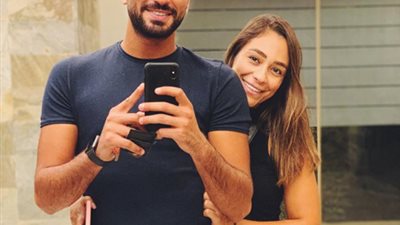 محمد الشرنوبي يتغزل في زوجته.. و راندا ترد :  ”بحبك”