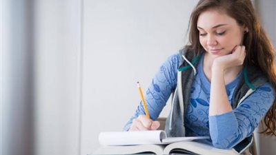 نصائح هامة لحماية العين أثناء المذاكرة.. تعرفي عليها