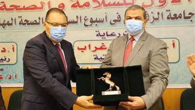 بالصور.. ماذا أهدى محافظ الشرقية لوزير القوى العاملة؟