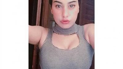 بعد إخلاء سبيلها.. منة عبد العزيز علي سجادة الصلاة بالحجاب : أنا بصلي يا جماعة والله ”فيديو”