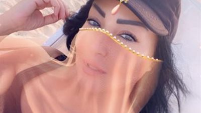 بالبرقع.. سمية الخشاب تخطف الأنظار على شاطىء البحر