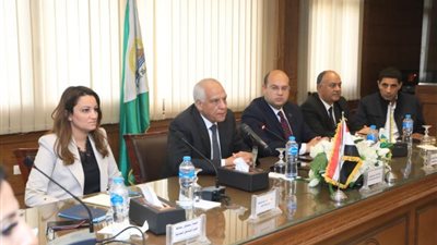 تحسين المعيشة وأزمة مياه الشرب.. أبرز الملفات الشائكة في لقاء محافظ الجيزة بشباب الأحزاب