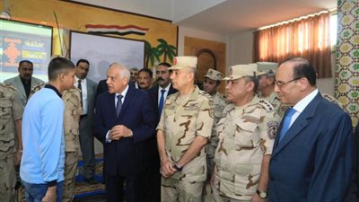 تعزيز قيم الانتماء وخلق جيل مبدع.. جولة محافظ الجيزة ورئيس قوات الدفاع الشعبي بمدرسة إمبابة الثانوية الصناعية