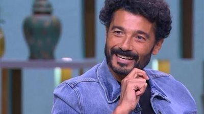 خالد النبوي يشارك جمهوره بصورة من كواليس ”قمر 14”