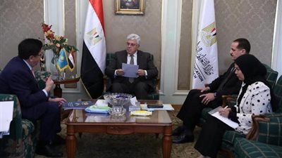 وزير التعليم العالي يبحث مع سفير كازاخستان بالقاهرة آليات التعاون