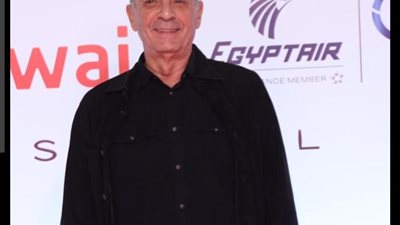 محمود حميدة يمازح المصورين علي السجادة الحمراء في مهرجان القاهرة السينمائي الدولي