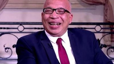 عم سبعبع.. مجهول يعتدي على الفنان شريف دسوقي اعتقد انه ”عامل باركنج”