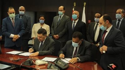 القابضة للنقل و”القومية لسكك حديد مصر” توقعان بروتوكول تعاون لإنشاء شركة مشتركة للنقل متعدد الوسائط للبضائع