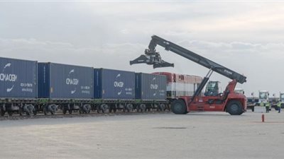 «ميناء أكتوبر الجاف».. نموذج لأول ميناء متكامل يعمل بطاقة استيعابية 720 ألف حاوية سنويًا