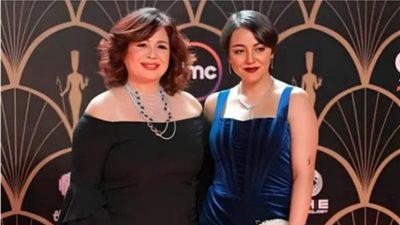 إلهام شاهين تدافع عن قبلة ابنة شقيقتها في فيلم “صاحبتي”: أنا مطمنة علي مستقبلك