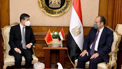 وزير التجارة والصناعة يبحث مع سفير الصين بالقاهرة سبل تعزيز التعاون الاقتصادي بين البلدين