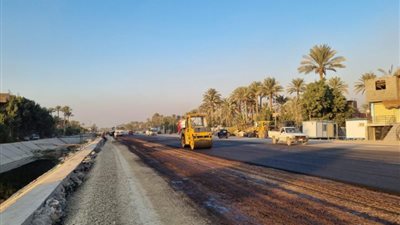 بالصور.. محافظ الجيزة يتابع تطوير ورصف طريق المنصورية - الطريق الابيض بطول ٧ كم