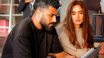 محمد سامي برفقة زينة من كواليس مسلسل ”العمدة”