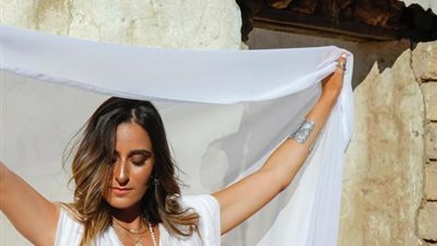 أمينة خليل بإطلالة بيضاء في الصحراء