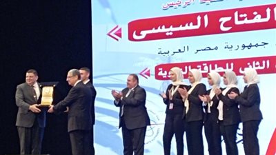 رئيس المحطات النووية يسلم وزير الكهرباء درع الهيئة عرفانا بدوره