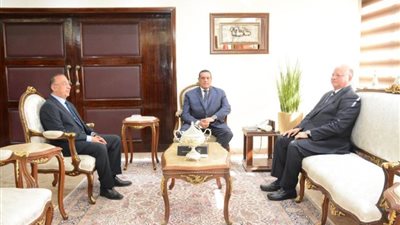 وزير التنمية المحلية يُتابع مع محافظي القاهرة والإسكندرية معدلات تنفيذ المشروعات القومية ومنظومة المخلفات