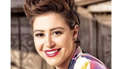 وصول منة شلبي لمحكمة مصر الجديدة لحيازتها 12 كيسا لمخدر الماريجوانا