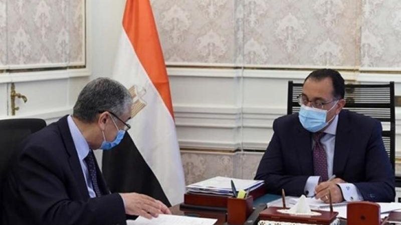 رئيس الوزراء يستعرض