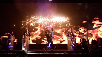 امير جمعة يبهر الجمهور بعرض مميز بالألعاب النارية