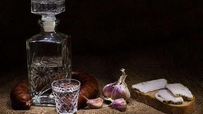 ماء الثوم.. الحل المثالي لتقوية المناعة وعلاج البرد