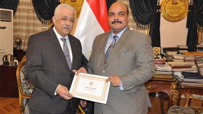 «شوقي» يكرم مدير الشئون القانونية بالتعليم لهذا السبب