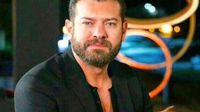 عمرو يوسف يودع الديكور الخاص بمسلسل ”نمرة اتنين”