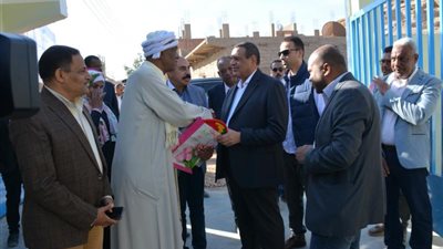 أهالى قرى النوبة يقدمون هدية تذكارية لوزير التنمية المحلية