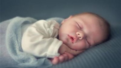 سيدة تلقى برضيع أسفل سيارة أمام دار رعاية وتهرب .. تعرف على القصة