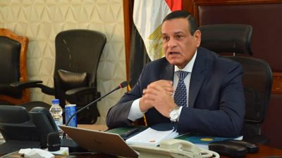 يبدأ تطبيقه الأحد.. وزير التنمية المحلية يكشف تفاصيل قانون المحال العامة