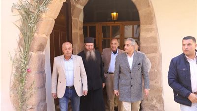 صور.. وزير القوى العاملة يزور دير سانت كاترين ويهنئ ”الرهبان”بذكرى استشهاد ”القديسة”