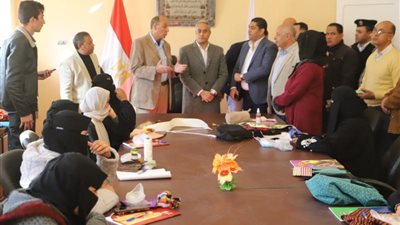 وزير القوى العاملة يوجه بتوفير وحدة متنقلة لتدريب البدويات على ”المشغولات اليدوية”