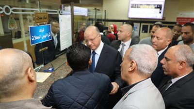 بالصور .. محافظ القاهرة يتفقد  مركز إصدار تراخيص المحلات بحى النزهة