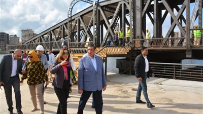 وزير التنمية المحلية ومحافظ دمياط يتابعان موقف تطوير كوبرى دمياط التاريخى ”جسر الحضارة”