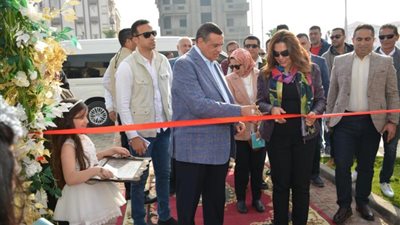 بالصور..وزير التنمية المحلية ومحافظ دمياط يفتتحان المركز التجارى ”Down twon” وموقف سيارات الأجرة برأس البر