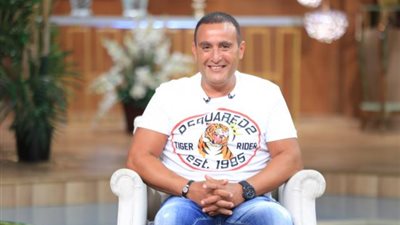 بالفيديو.. أحمد السقا يقلد والده ويرقص عروسته على أنغام ”الليلة الكبيرة”