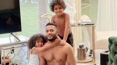 محمد رمضان ينشر صورة برفقة ابنائه ويعلق: ربنا يحفظ أولادكم