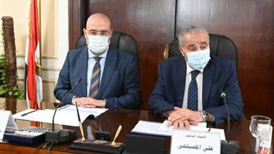 وزيرا التموين والإسكان يستعرضان قطع الأراضي المطلوبة في المدن الجديدة