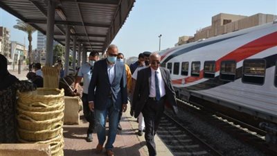 محافظ القليوبية يتابع حركة القطارات بعد خروج القطار الروسى عن القضبان