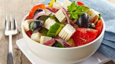 «زي المطاعم».. كيفية تحضير سلطة يوناني في المنزل